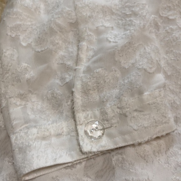 Unique white button up top size M - Picture 5 of 10